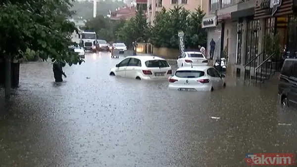 İstanbul'da şiddetli yağış! İETT otobüsünün içi ve metro durakları göle döndü... Ekrem İmamoğlu'na tepki yağıyor - 1