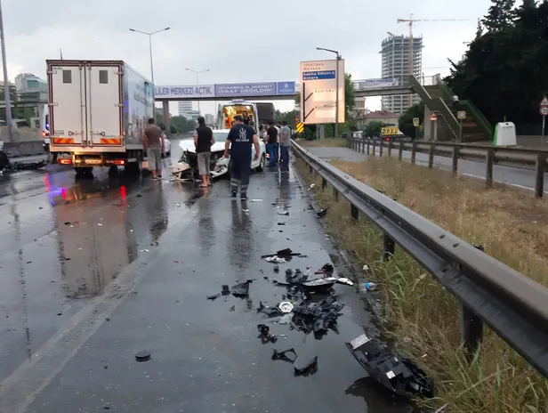 Maltepe'de zincirleme kaza! 8 araç birbirine girdi, ortalık savaş alanına döndü-4