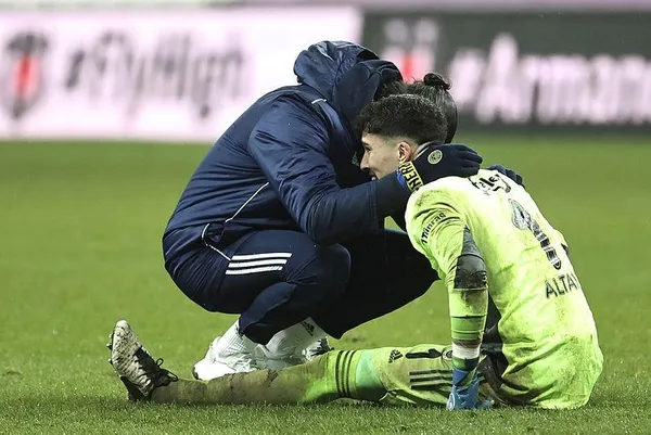 Fenerbahçe'nin kalecisi Altay Bayındır, Beşiktaş derbisinde duvar ördü: 6 net kurtarışa imza attı-2