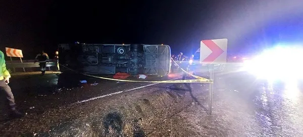 kayseride-devrilen-yolcu-otobusundeki-3-kisi-oldu-cok-sayida-kisi-yaralandi-1680742040300.jpeg Kayseri'de devrilen yolcu otobüsündeki 3 kişi ölü, 19 yaralı-3