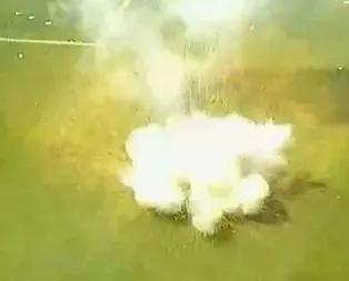 Yok böyle maç! Sahaya el bombası attılar