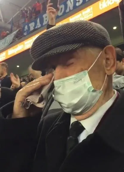 trabzonsporun-yildizi-nwakaemeden-duygulandiran-paylasim-83-yasindaki-halit-aygun-1645891714887.jpeg Trabzonspor'un yıldızı Nwakaeme’den duygulandıran paylaşım! 83 yaşındaki Halit Aygün...-1