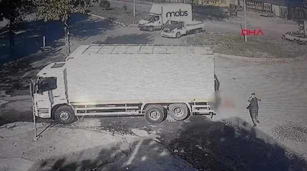 Samsun'da korkunç kaza kameralarda! Kamyonun altında kalan motosikletli kurye hayatını kaybetti-1