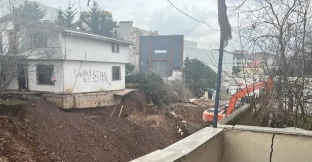 Ataşehir’de korku dolu anlar! İnşaatın istinat duvarı bitişik evin bahçesiyle birlikte çöktü