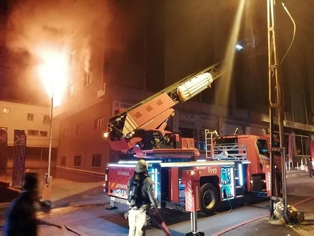 Son dakika: Ümraniye'de iş merkezinde çıkan yangın söndürüldü-1