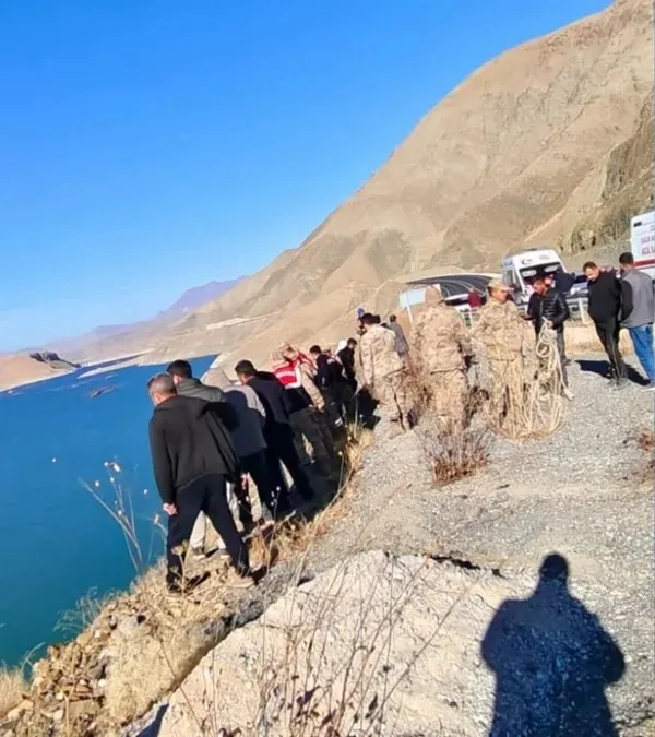 Van'da bir otomobil baraj gölüne uçtu: 3 kişi hayatını kaybetti-3