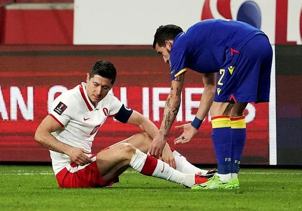 robert-lewandowski-dort-hafta-sahalardan-uzak-kalacak-psg-macini-kaciriyor-1617128488042.jpeg