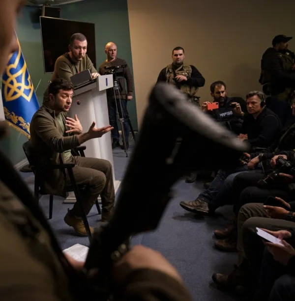 macronun-zelensky-tarzi-alay-konusu-oldu-ozenti-yorumlari-geldi-1647329660959.jpg Macron'un Zelensky tarzı alay konusu oldu! Özenti yorumları geldi-7