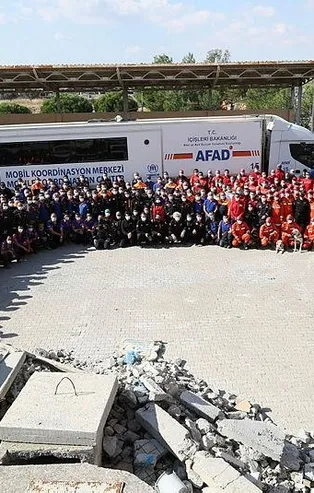 Gece gündüz demeden çalışan kahraman arama kurtarma ekipleri İzmir’den ayrılıyor