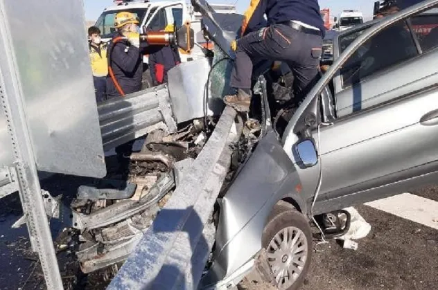 Niğde'de feci kaza! Otomobil refüje çarptı: 2 ölü