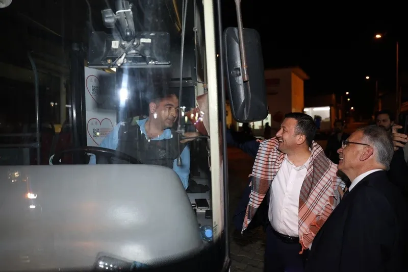 cumhur-ittifaki-izmir-belediye-baskan-adayi-hamza-dag-ile-belediye-soforu-arasinda-renkli-goruntuler-beraber-k-1707500386215.jpeg Cumhur İttifakı İzmir Belediye Başkan adayı Hamza Dağ ile belediye şoförü arasında renkli görüntüler: Beraber kazanacağız-2