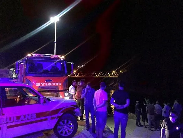 erzincanda-arac-nehre-dustu-olu-ve-yaralilar-var-1592251007060.jpeg Erzincan'da araç nehre düştü! Ölü ve yaralılar var-1