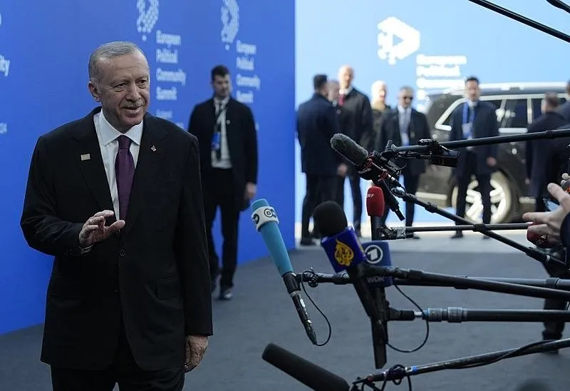 Başkan Recep Tayyip Erdoğan (solda), Macaristan'ın başkenti Budapeşte'de düzenlenen Avrupa Siyasi Topluluğu (AST) Zirvesi'ne katıldı. (AA)