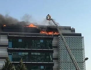 İzmir’de 6 katlı binada yangın!