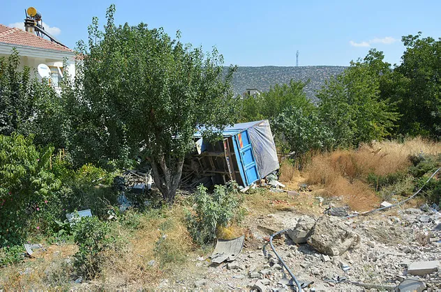 Freni boşalan kamyon bahçeye uçtu! Yaralılar var