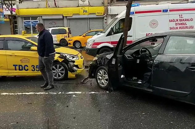 İstanbul'da kayganlaşan yolda feci kaza! Takla atıp yan yatan aracı vatandaşlar düzeltti