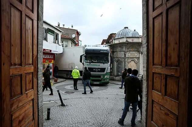 İstanbul'da navigasyonu takip eden tır ara sokakta sıkıştı