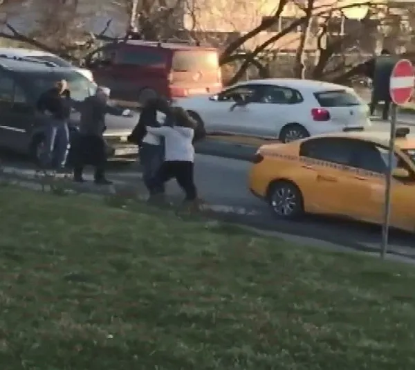 istanbulda-taksici-ile-yolcu-yumruk-yumruga-birbirine-girdi-boks-maci-gibi-kavga-kamerada-1644565577683.jpg İstanbul'da taksici ile yolcu yumruk yumruğa birbirine girdi! Boks maçı gibi kavga kamerada-3