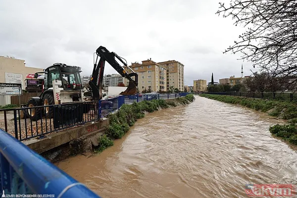 İzmir'de değişmeyen manzara: Yağış sonrası sokaklar göle döndü - 11