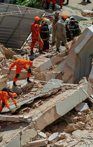 Brezilya'da 7 katlı bina çöktü