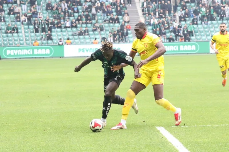 kocaelispor-908de-puani-kapti-goztepeye-son-anda-sok-1776528953885.jpg Kocaelispor 90+8'de puanı kaptı! Göztepe'ye son anda şok-3