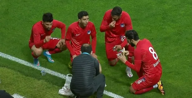 giresunspor-ile-ankara-keciorengucu-karsilasmasinda-futbolcular-mac-esnasinda-oruclarini-acti-1618349279163.jpeg Giresunspor ile Ankara Keçiörengücü karşılaşmasında futbolcular maç esnasında oruçlarını açtı-3