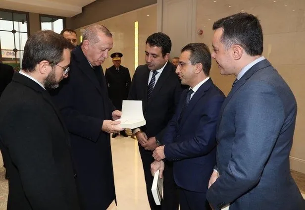 Cumhurbaşkanı Erdoğan ‘Diplomatik Vahşet’ kitabını inceledi-2