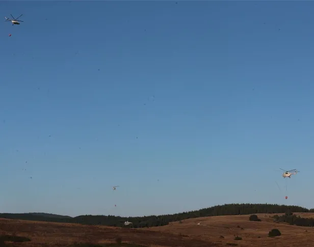 İzmir'de orman yangınına müdahale eden helikopter Tahtalı Barajı'na düştü! Aranan 3 kişiden acı haber geldi-7