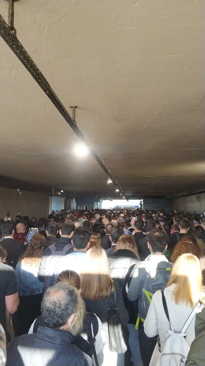 Metrobüs çöktü! Vatandaşlar İBB'ye isyan etti