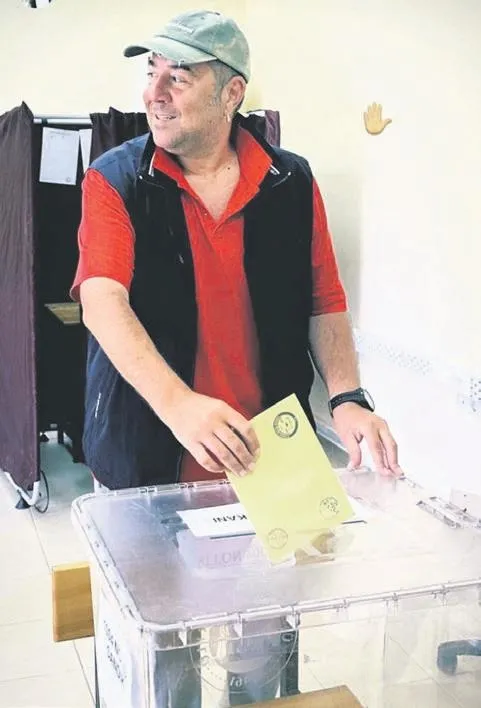 unluler-sandik-basinda-secimini-yapti-1685304824139.jpeg İkinci kez sandık başına giden ünlüler seçimini yaptı: İşte sosyal medyadan sandık fotoğraflarını paylaşan ünlüler...-5