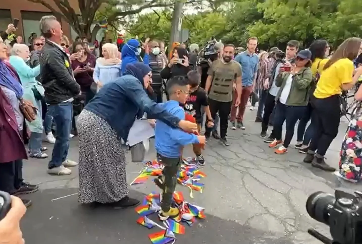 Müslüman ve Hristiyan aileler sokağa çıktı!