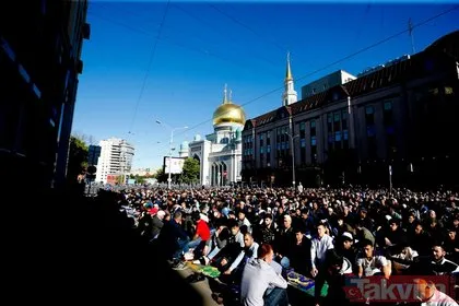 Rusya’da Ramazan Bayramı! Binlerce Müslüman caddelerde saf tuttu