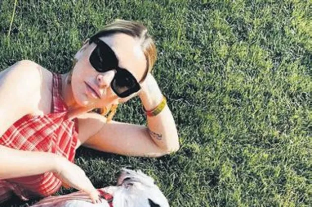 Hadise Açıkgöz'den Kaan Yıldırım'ın köpeği Benek ile yeni poz