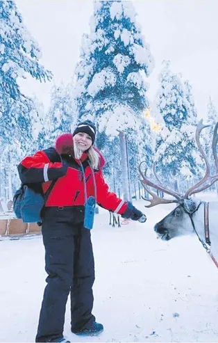 Arzu Sabancı'nın Finlandiya tatili sürüyor! Arzu Sabancı ren geyikleri ile poz verdi