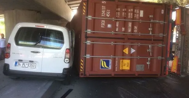 Bakırköy'de devrilen TIR trafiği birbirine kattı