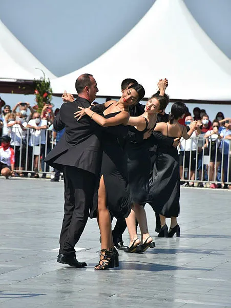chpli-tunc-soyer-izmirin-dusman-isgalinden-kurtulusunun-99-yil-donumunu-vals-ve-tango-ile-kutladi-1631193219841.jpg CHP'li Tunç Soyer, İzmir’in düşman işgalinden kurtuluşunun 99. yıl dönümünü vals ve tango ile kutladı-7