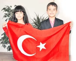 Eli öpülesi çocuk