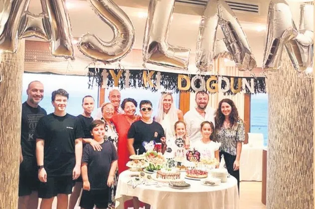 Eski eşler Hande Demir ve Erdinç Acar oğulları Aslan'ın yaş gününde buluştu
