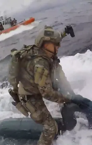 Denizaltıya uyuşturucu operasyonu kamerada