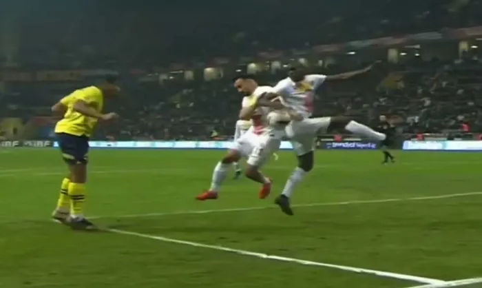 kayserispor-fenerbahce-macinda-bir-penalti-karari-daha-iste-o-an-1703086983860.jpg Kayserispor - Fenerbahçe maçında bir penaltı kararı daha! İşte o an-1