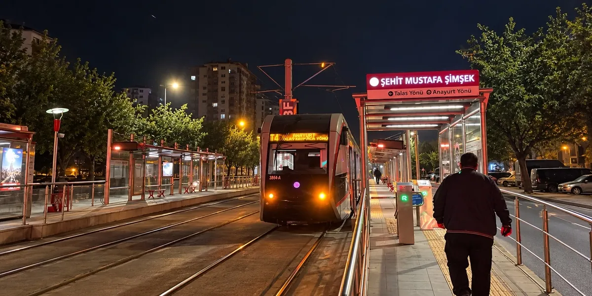 1792715543986.jpeg Sağlık ekipleri olay yerine sevk edildi. (Foto: AA)