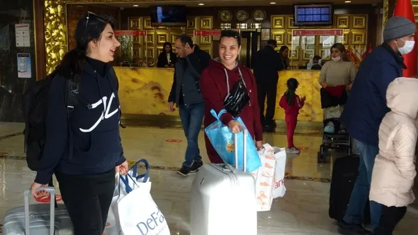 iranli-turistler-geldi-vanda-esnafin-yuzu-guldu-1637475698734.jpg İranlı turistler geldi Van'da esnafın yüzü güldü-2