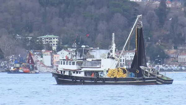 istanbul-bogazinda-isyan-ettiren-goruntu-girgir-tekneleri-24-metre-kuralini-ihlal-ediyor-olta-balikcilari-dertli-1640596904136.jpg İstanbul Boğazı'nda isyan ettiren görüntü: Gırgır tekneleri 24 metre kuralını ihlal ediyor! Olta balıkçıları dertli-12