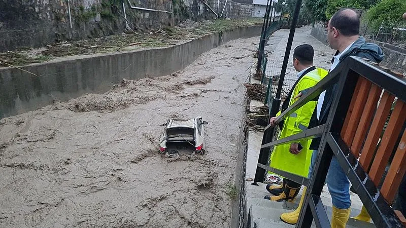 Osmaniye'de sağanak nedeniyle Bülbül Deresi taştı. (AA)
