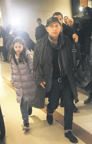 Ünlü şovmen Okan Bayülgen kızı İstanbul ile görüldü