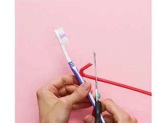Öyle bir işe yarıyor ki... Diş fırçasına pipet, cep telefonuna çorap!
