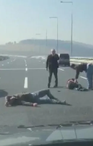 Kaza sonrası tekme ve yumruklar havada uçuştu! Birbirlerine girdiler
