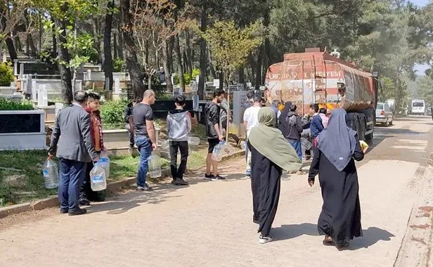 ibbnin-sorumluluk-alanindaki-mezarlikta-90lar-istanbulunu-aratmayan-goruntuler-arife-gunu-tanker-arkasinda-su-1651442119722.jpeg İBB'nin sorumluluk alanındaki mezarlıkta 90'lar İstanbul'unu aratmayan görüntüler! Arefe günü tanker arkasında su beklediler...-2