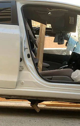 Adıyaman'da inanılmaz görüntü! Otomobilin tavanından girdi altından çıktı