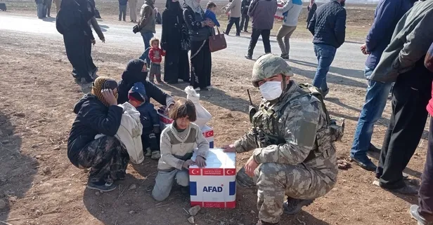 Kahraman Mehmetçik, Barış Pınarı bölgesindeki köylere erzak dağıttı